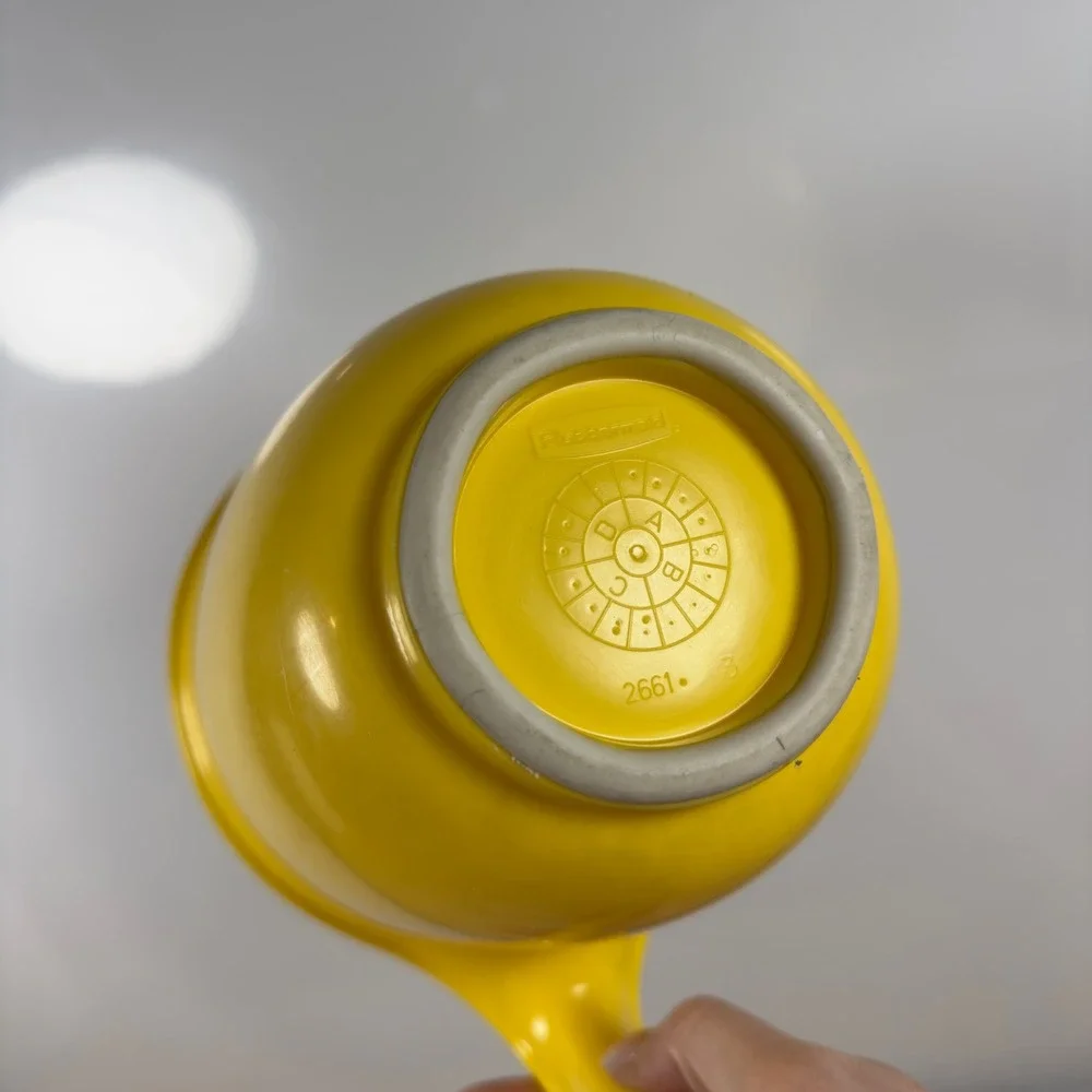 Vintage Rubbermaid 2661 Yellow Batter Mixing Bowl 1.4L Pour Spout Handle Retro